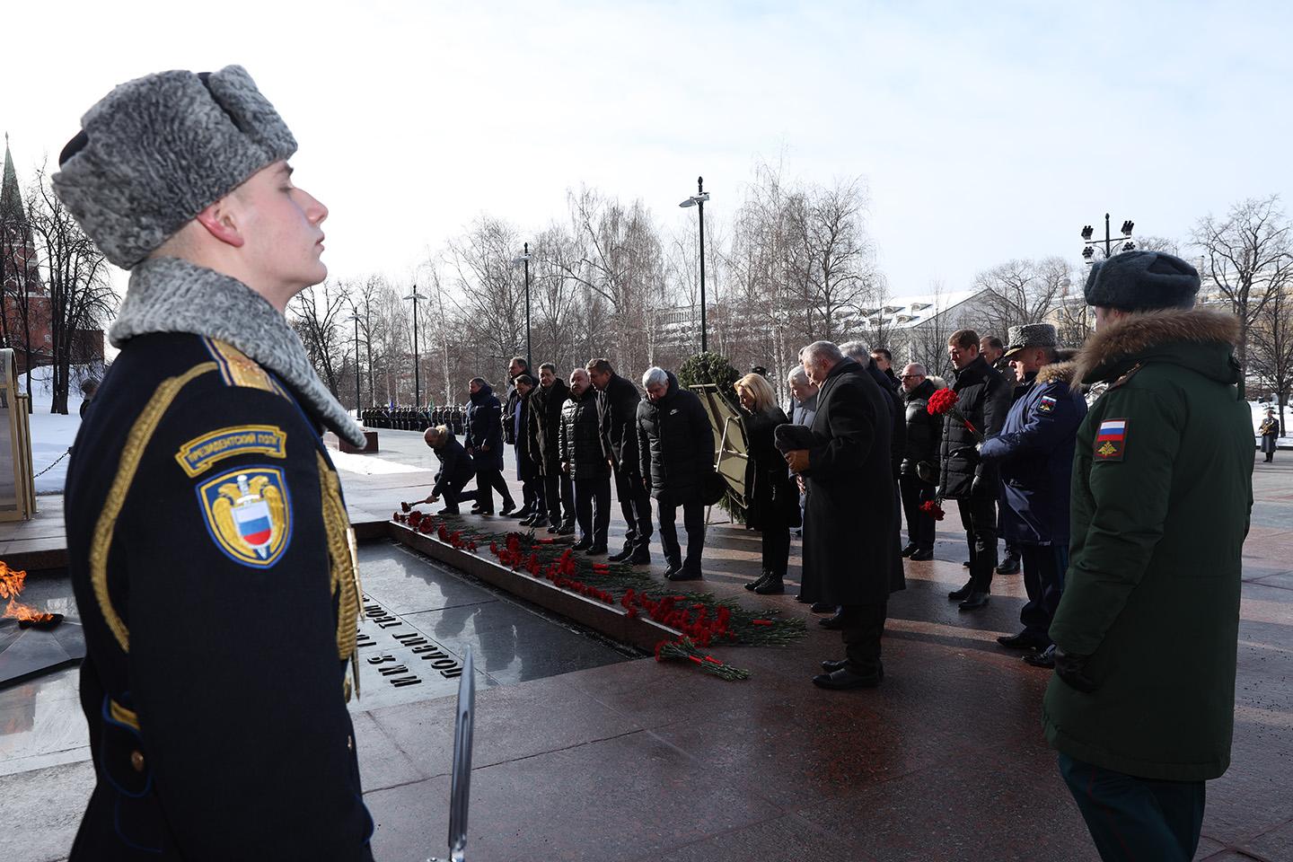 Депутаты Госдумы возложили цветы к могиле Неизвестного солдата 23 февраля