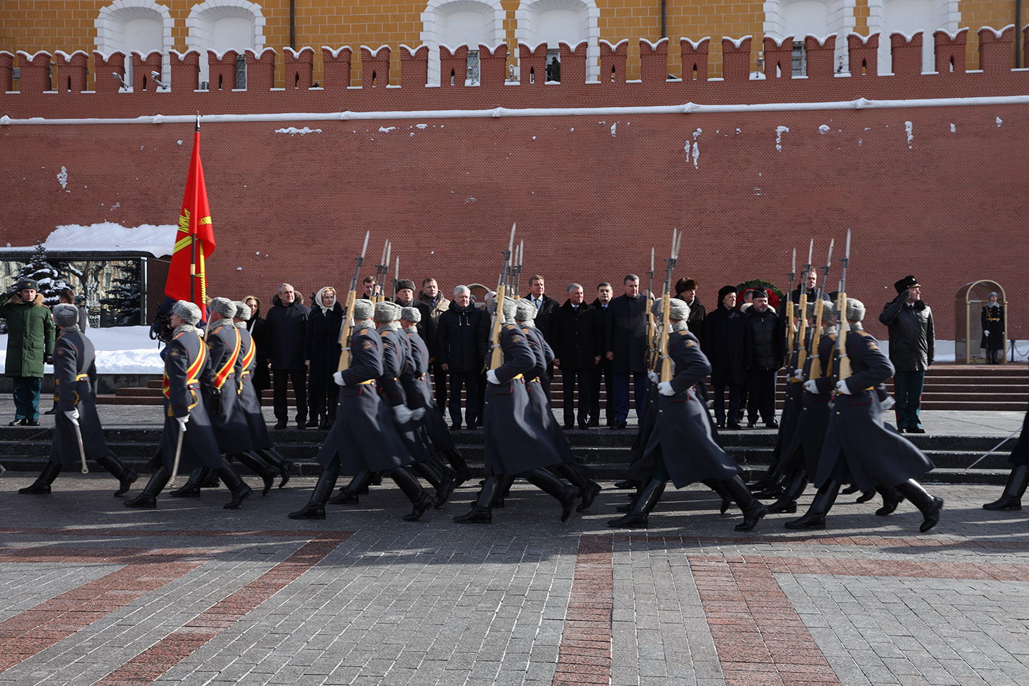 Когда 9 мая стал выходным. Возложение цветов к могиле неизвестного солдата 23 февраля. 23 Февраля-торжественная церемония. Прощание со знаменем в Александровском саду. Возложение у Кремля.