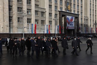 Депутаты Госдумы возложили цветы к могиле Неизвестного солдата 23 февраля