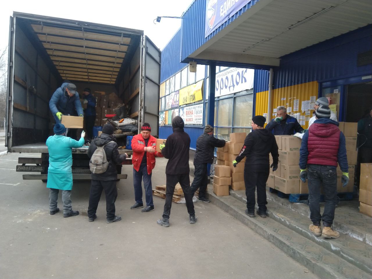 Почти 80 тонн груза доставили в гуманитарные центры «Единой России» в Рубежном