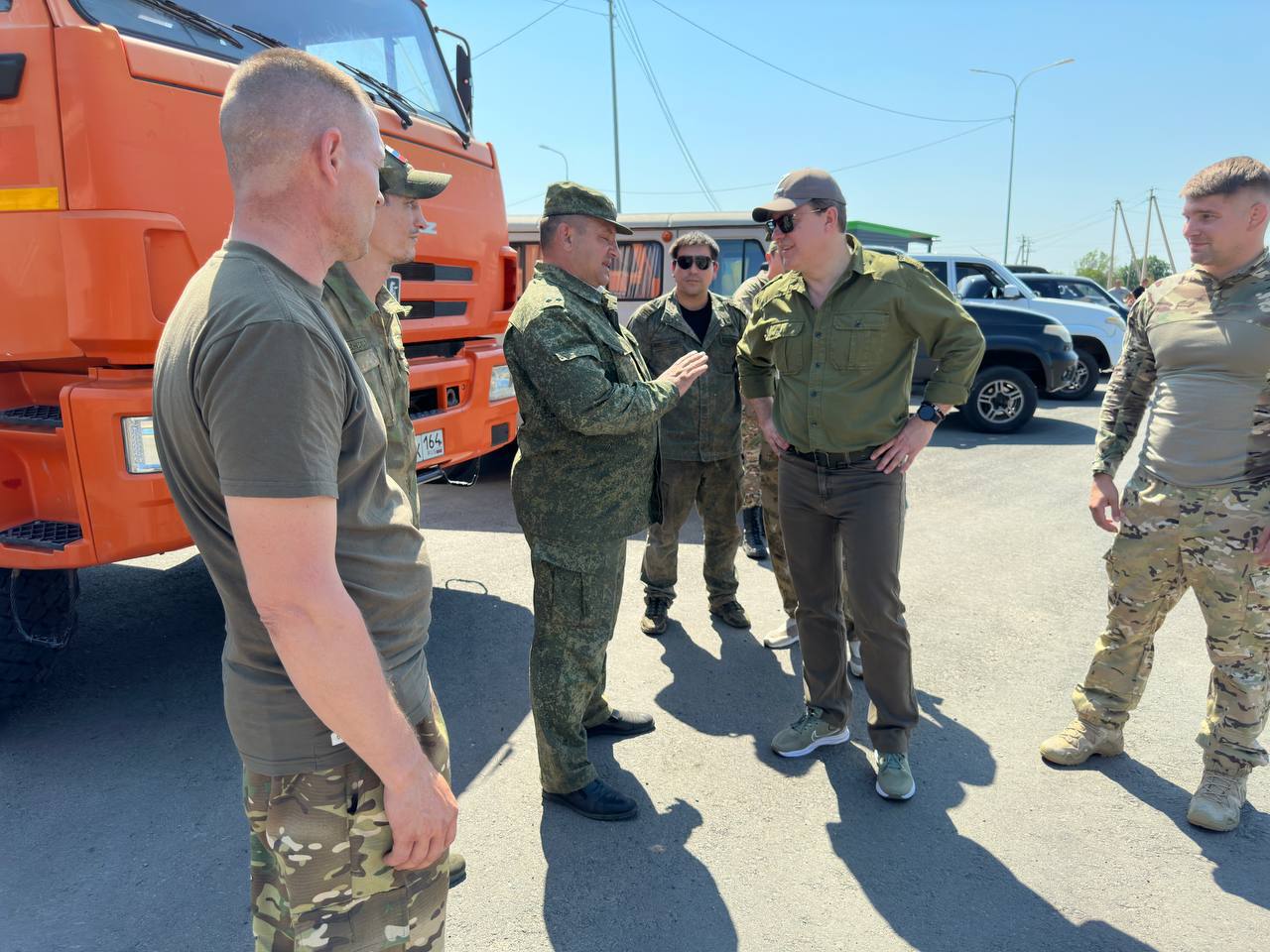 Губернатор Азаров привез самарским военнослужащим спецтехнику в зону СВО