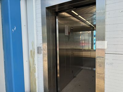 В надземном переходе установили лифт, не предназначенный для эксплуатации на улице