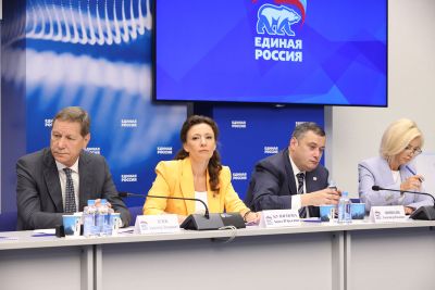 В «Единой России» проходит брифинг по итогам весенней сессии Госдумы