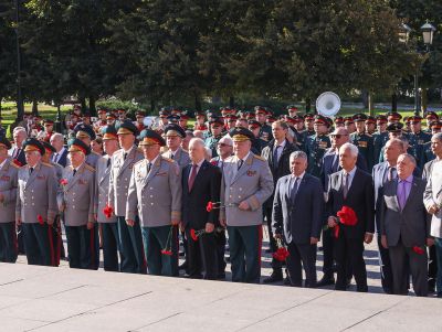 Возложение цветов к Могиле Неизвестного Солдата и памятнику Георгия Жукова