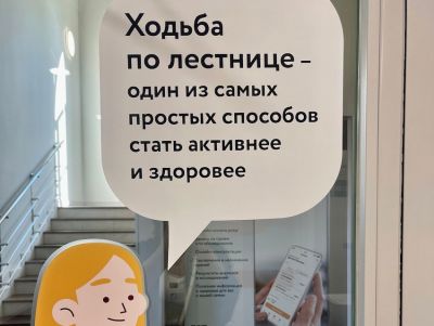 Скандальный плакат напротив неработающего лифта в одной из клиник Петербурга